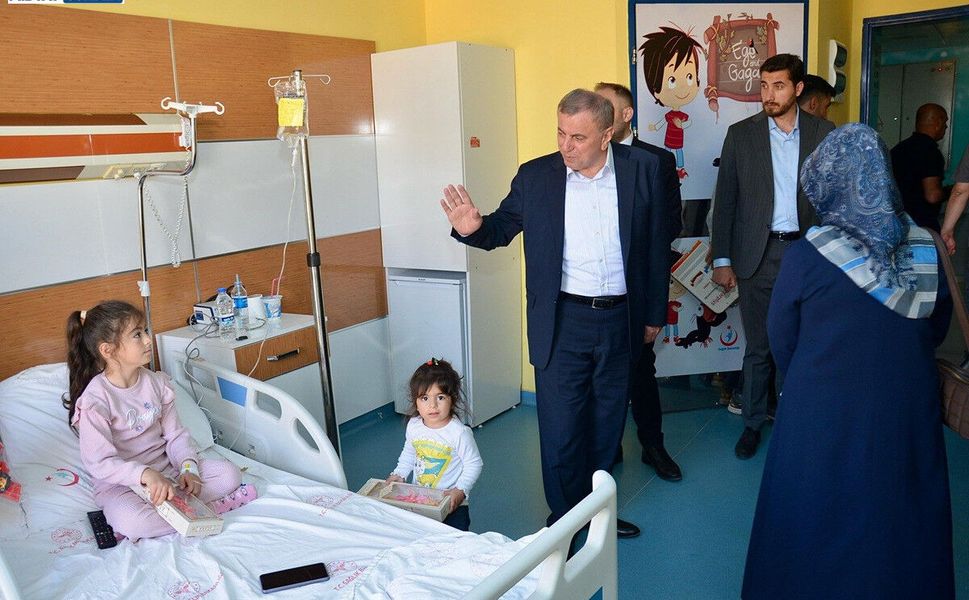 Başkan Veysi Şahin’den Minik Hastalara Moral Ziyareti: Yüzler Gülüyor, Umutlar Yeşeriyor.