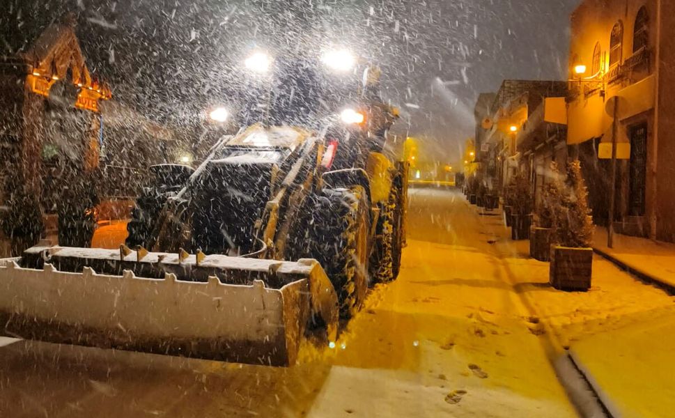 Mardin’de Kar Mesaisi: Büyükşehir Ekipleri Geceyi Sokakta Geçirdi