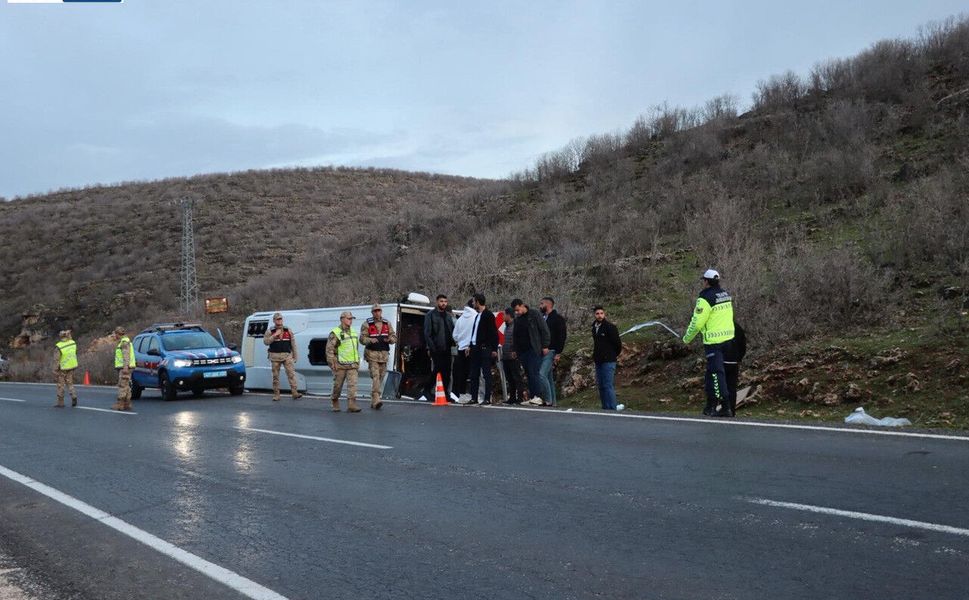 Midyat'ta yolcu midibüsü devrildi: 24 yaralı