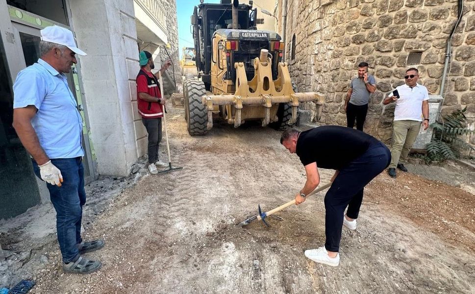 Savur Belediye Başkanı Hamidi, Safa Mahallesi’ndeki Yol Çalışmalarına Katıldı