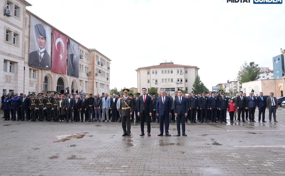 Midyat’ta Cumhuriyet Bayramı İçin Çelenk Sunuldu