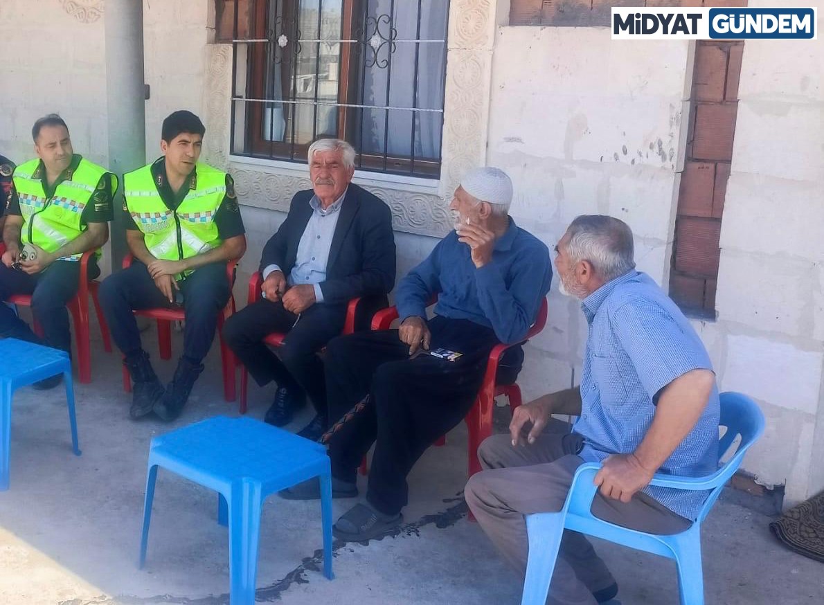 Midyat'ta Jandarma Trafik Farkındalığı Bilgilendirme Çalışması Yaptı (3)