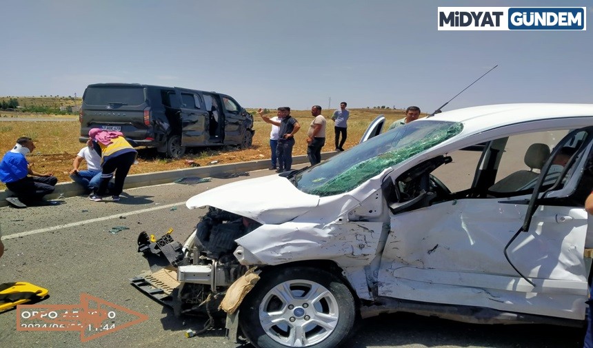 Midyat’ta 2 Araç Çarpıştı, 3 Kişi Yaralandı (2)
