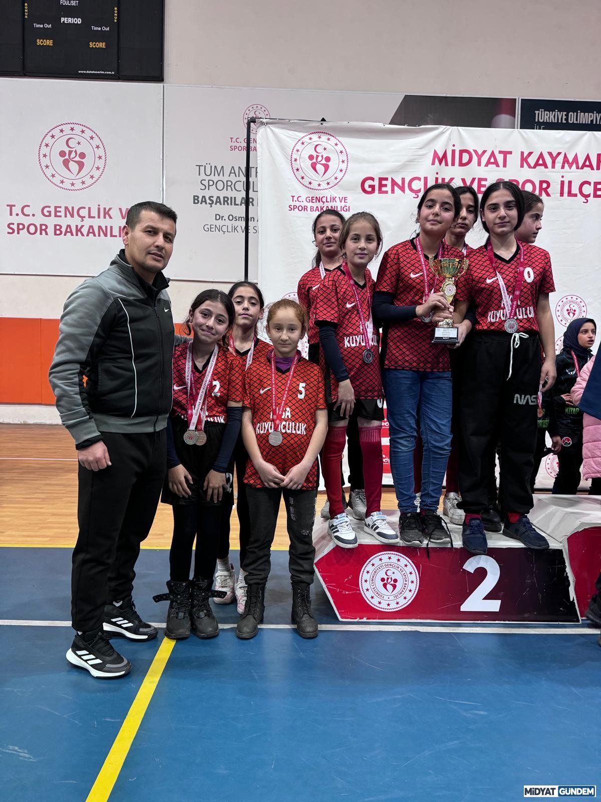 Acırlı Atatürk Ortaokulu Voleybol Takımı, Siirt’te Mardin’i Temsil Edecek (1)