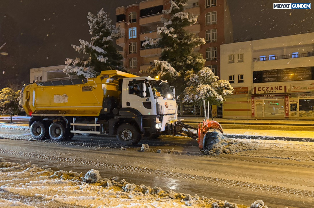 Midyat'ta Kar Temizleme Çalışmalarına Başladı (1)