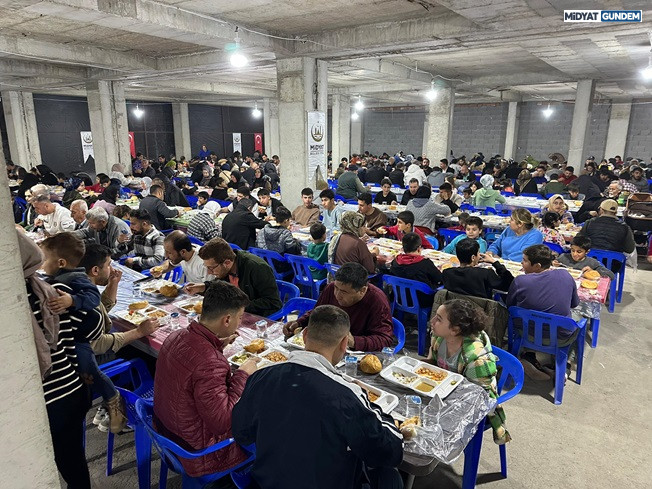 Midyat Belediyesi, Ramazan Ayı Boyunca Düzenlediği Geleneksel Iftar Programlarıyla Binlerce Vatandaşı Aynı Sofrada Buluşturmaya Devam Ediyor. (1)