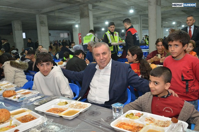 Midyat Belediyesi, Ramazan Ayı Boyunca Düzenlediği Geleneksel Iftar Programlarıyla Binlerce Vatandaşı Aynı Sofrada Buluşturmaya Devam Ediyor. (5)