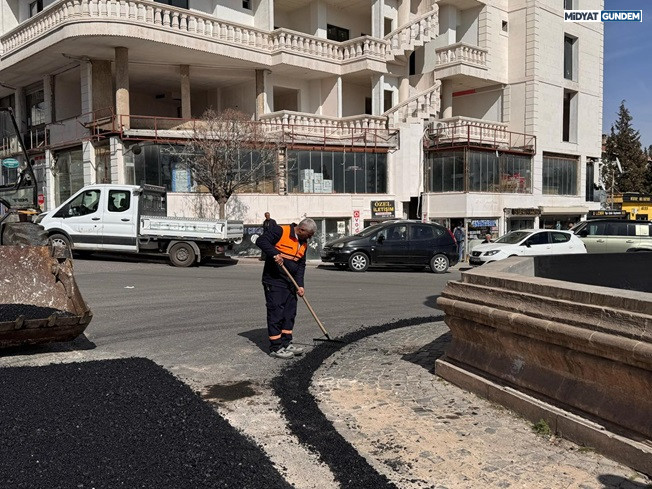 Midyat’ta Asfalt Bakım Ve Onarım Çalışmaları Hız Kesmeden Sürüyor (3)