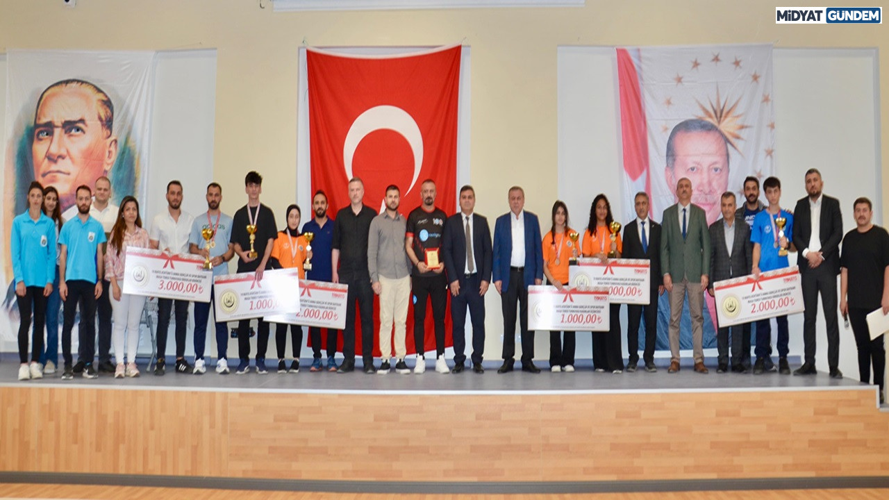 19 Mayıs Kutlamaları Kapsamında Ödüllü Masa Tenisi Turnuvası Düzenlendi (1)