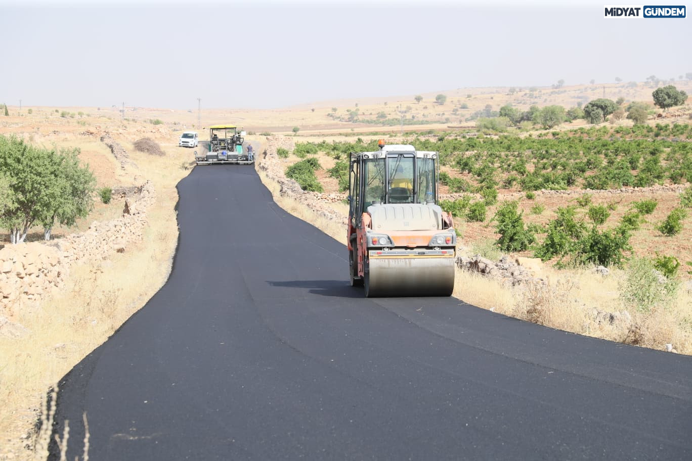 Midyat’ta Ulaşım Atağı Dört Mahalleyi Birbirine Bağlayan Yol Sıcak Asfalta Kavuşuyor (1)