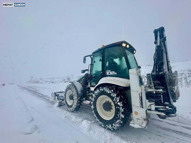 Midyat'ta Kar Seferberliği Mahsur Kalan Ambulans Kurtarıldı (1)