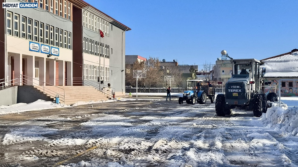 Midyat'ta Kar Seferberliği Mahsur Kalan Ambulans Kurtarıldı (2)