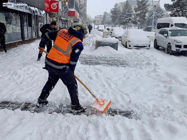Midyat'ta Kar Seferberliği Mahsur Kalan Ambulans Kurtarıldı (3)