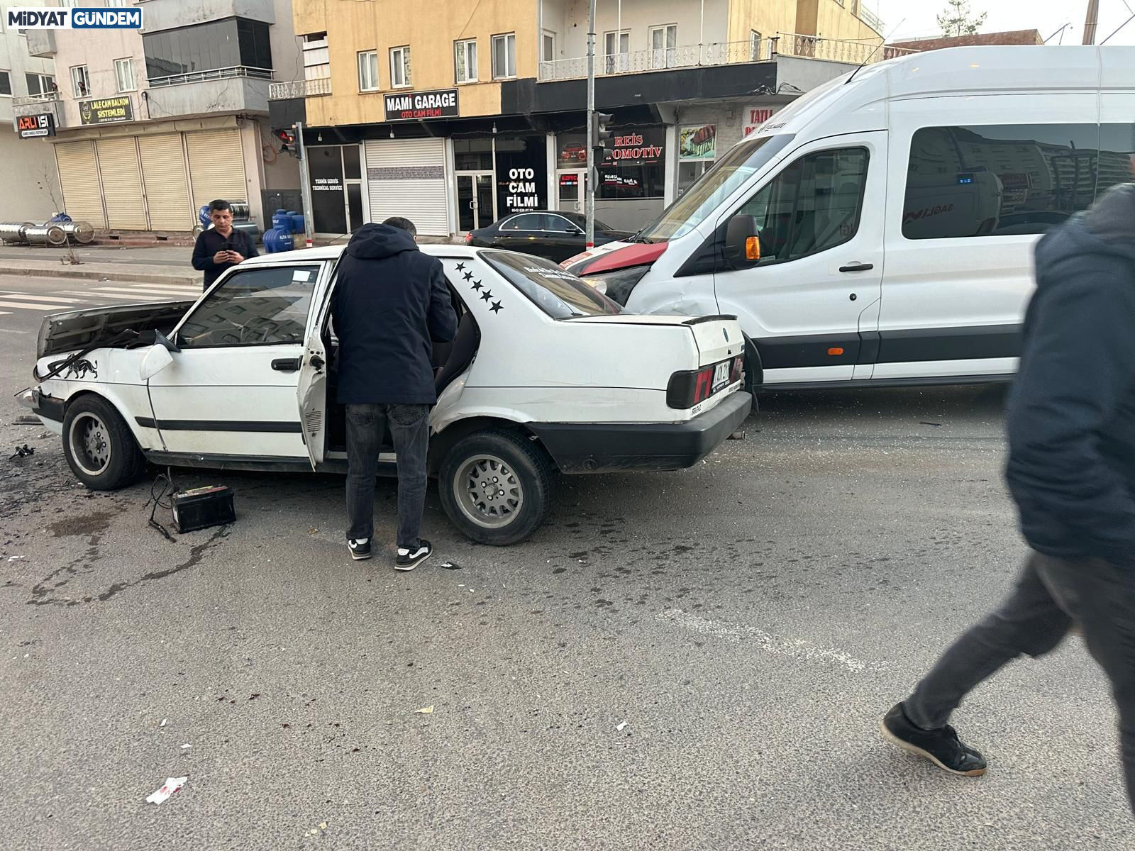 Midyat’ta Yolcu Minibüsü Ile Otomobil Çarpıştı 6 Yaralı (1)