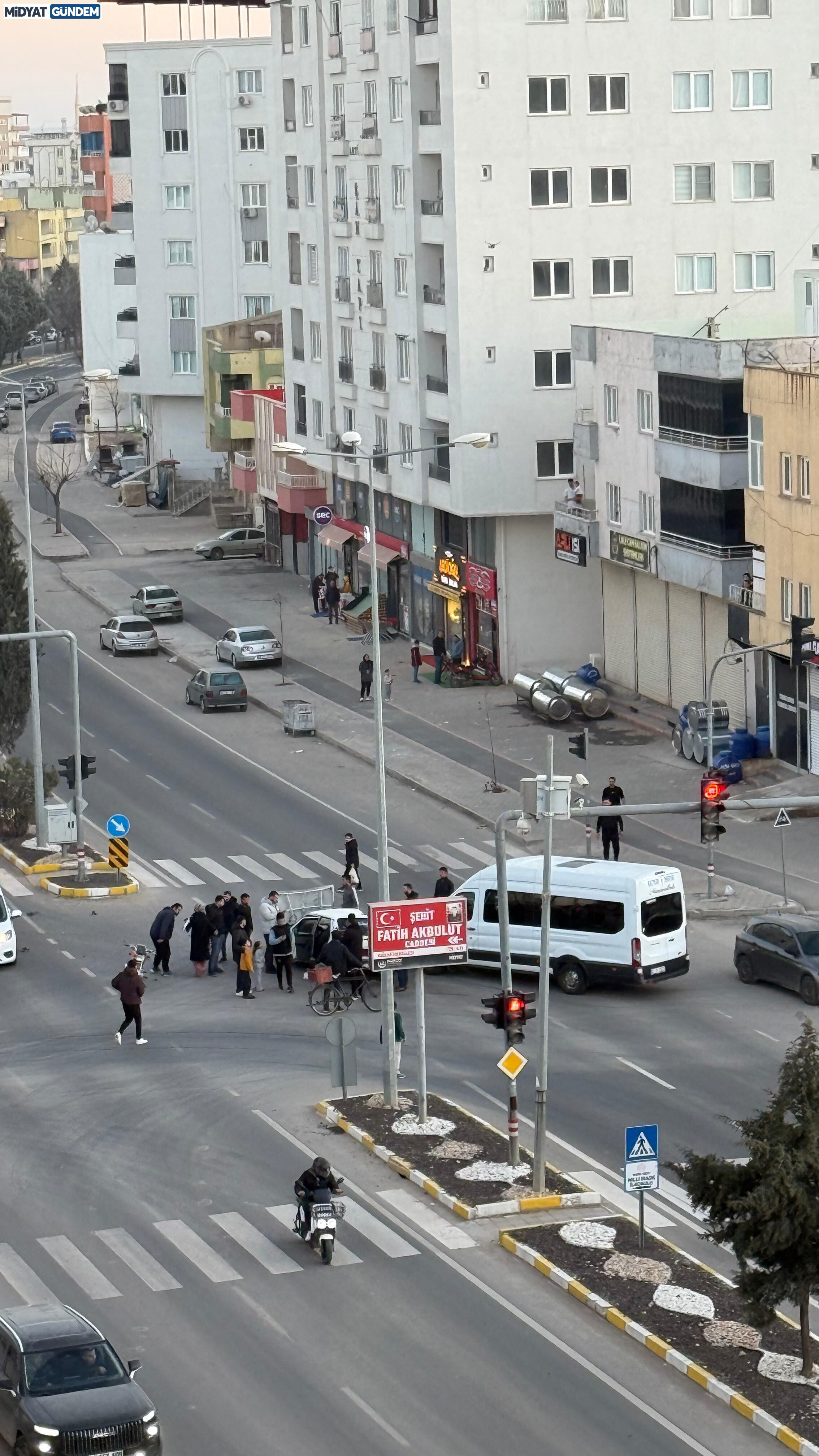 Midyat’ta Yolcu Minibüsü Ile Otomobil Çarpıştı 6 Yaralı (4)