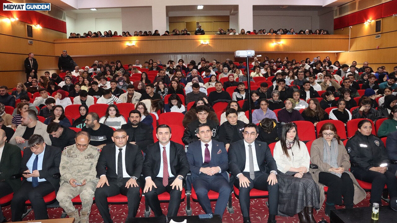 Midyat’ta Gençlere Yönelik Bilişim Suçları Konferansı Düzenlendi (2)