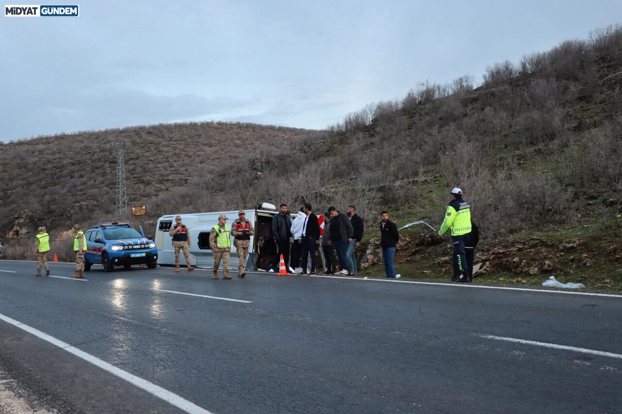 Midyat'ta Yolcu Midibüsü Devrildi 24 Yaralı