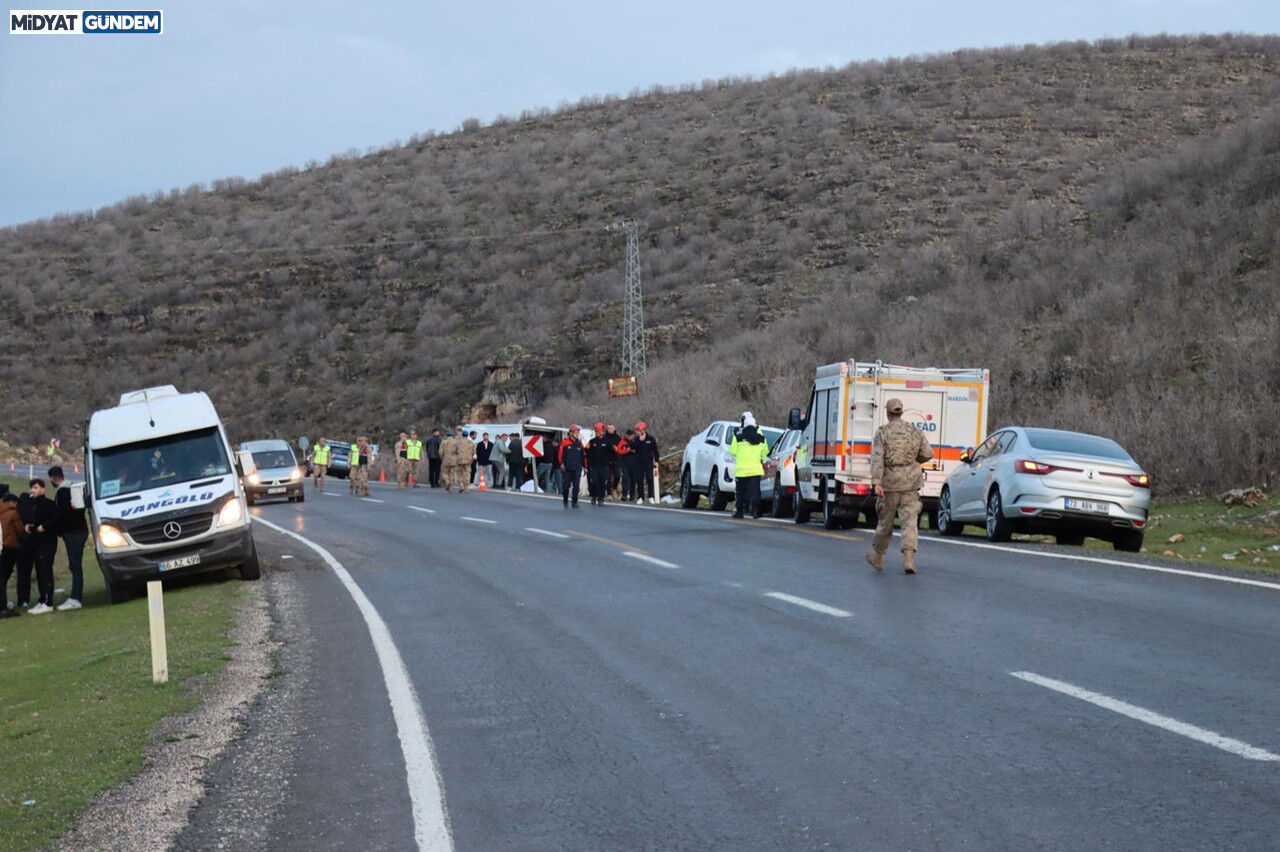 Midyat'ta Yolcu Midibüsü Devrildi 24 Yaralı1