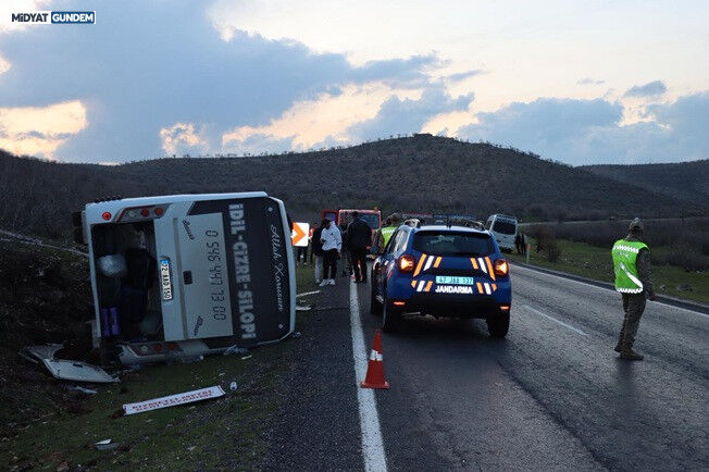 Midyat'ta Yolcu Midibüsü Devrildi 24 Yaralı2