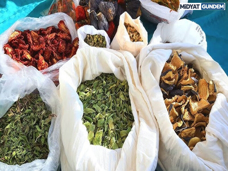 Bamya Ve Bakla Geleneksel Yöntemlerle Kurutulan Diğer Popüler Sebzelerdir.