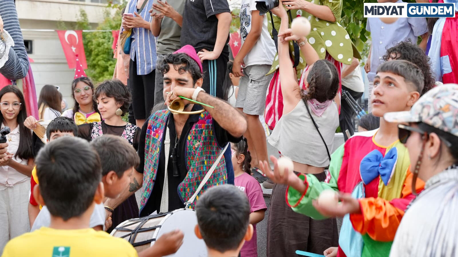 Midyat’ta 8. Uluslararası Uçan Halı Çocuk Festivali Coşkusu (3)