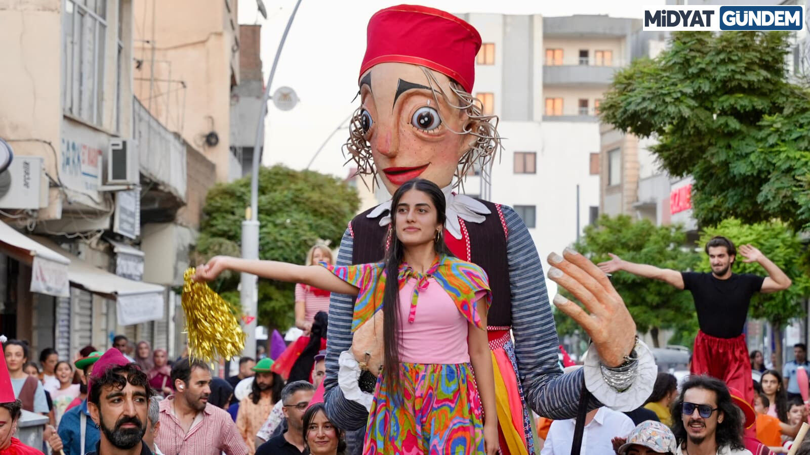 Midyat’ta 8. Uluslararası Uçan Halı Çocuk Festivali Coşkusu (4)