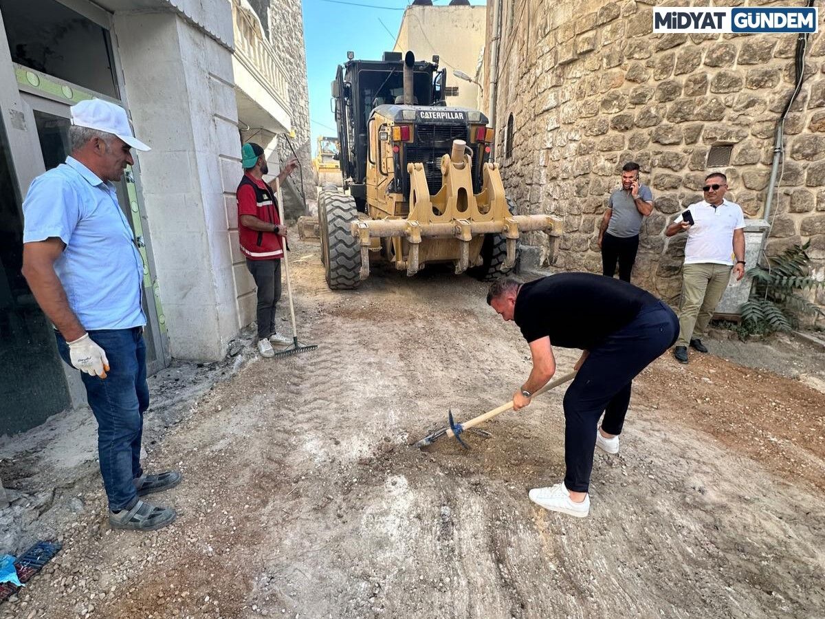 Savur Belediye Başkanı Hamidi, Safa Mahallesi’ndeki Yol Çalışmalarına Katıldı (1)