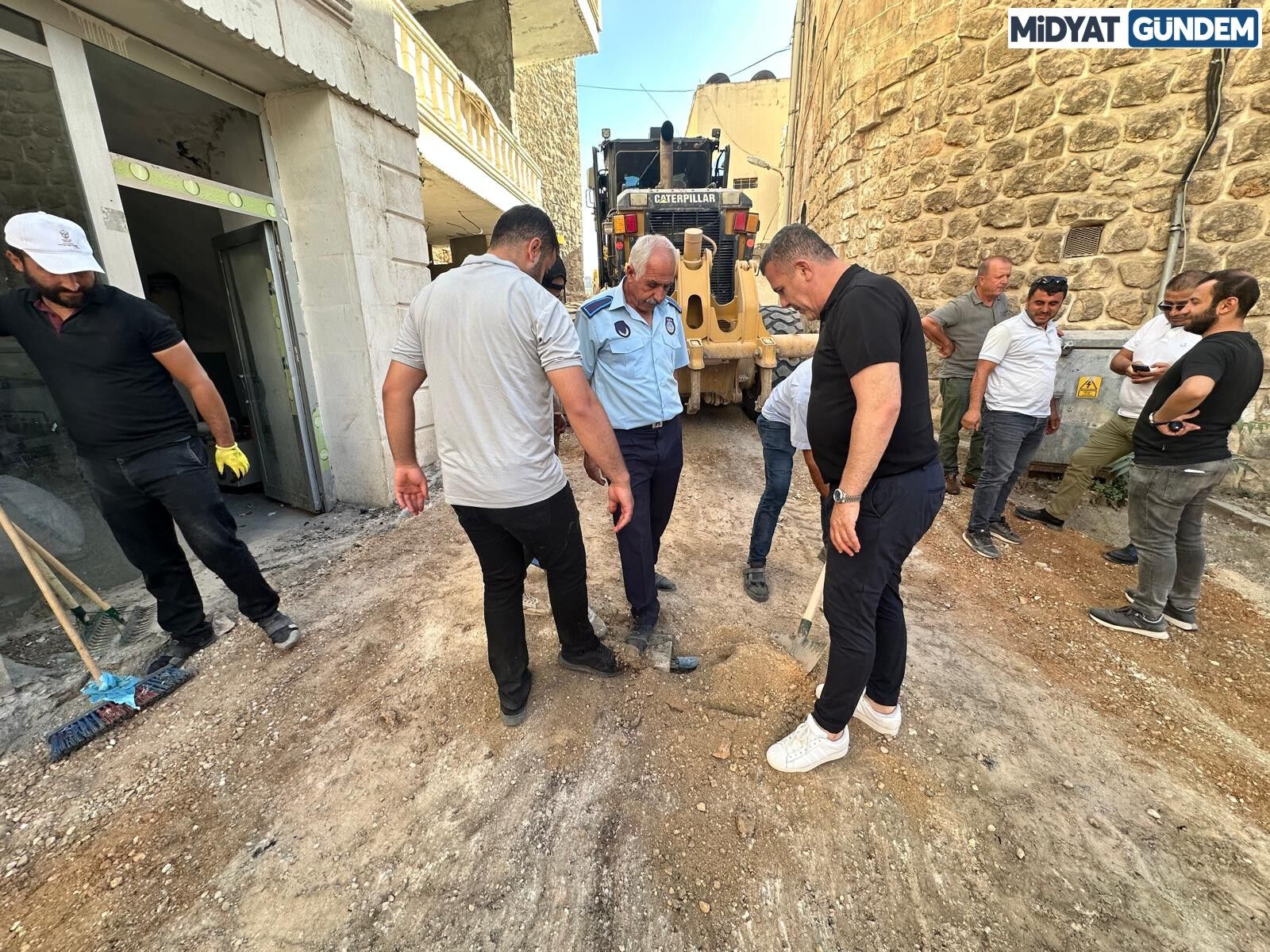 Savur Belediye Başkanı Hamidi, Safa Mahallesi’ndeki Yol Çalışmalarına Katıldı (3)