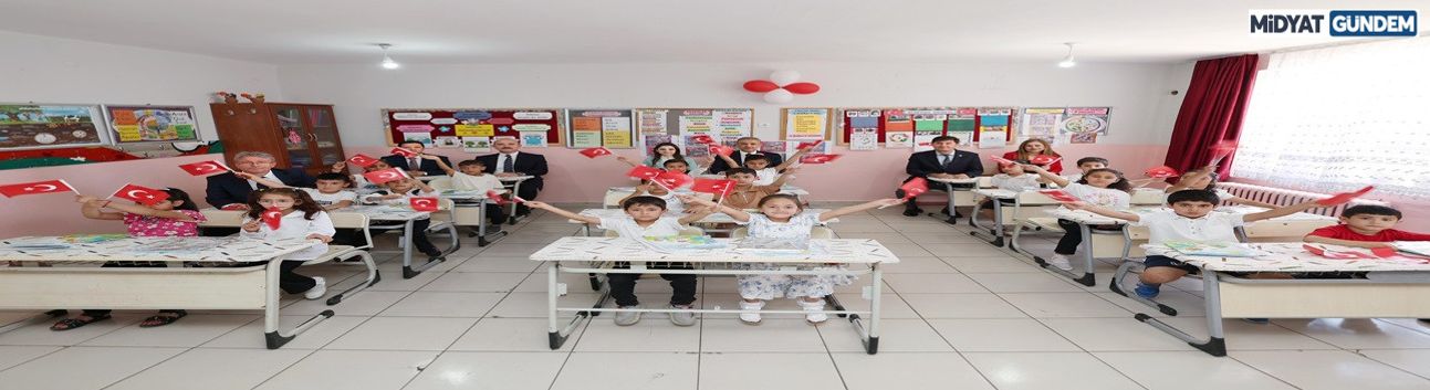 Vali Akkoyun, Karne Dağıtım Törenine Katılarak Öğrencilerin Sevincine Ortak Oldu
